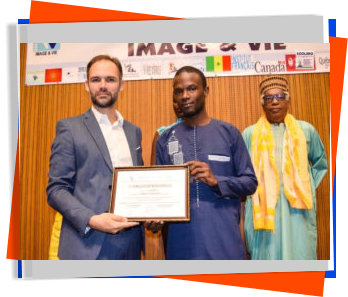 Amath Ndiaye recoit le Prix du Meilleur Court Metrage des mains de Phillip Allarie 